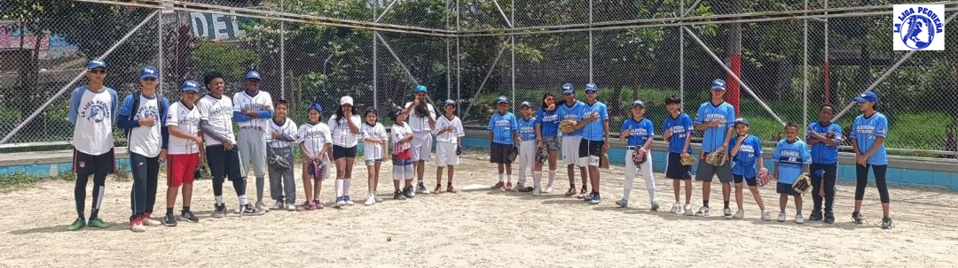 La Liga Pequeña team at the field