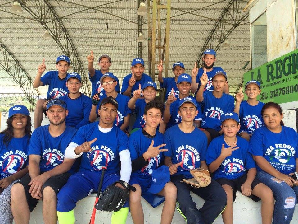 La Liga Pequeña team group photo